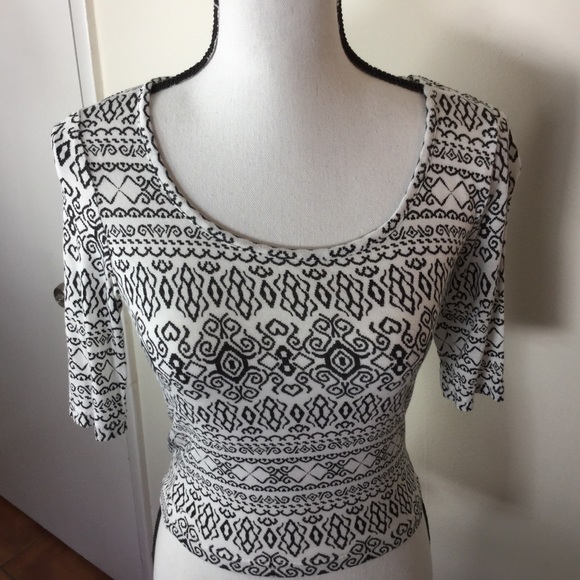 🟢AMERICAN RAG White/Black Aztec design crop top S - Picture 3 of 8